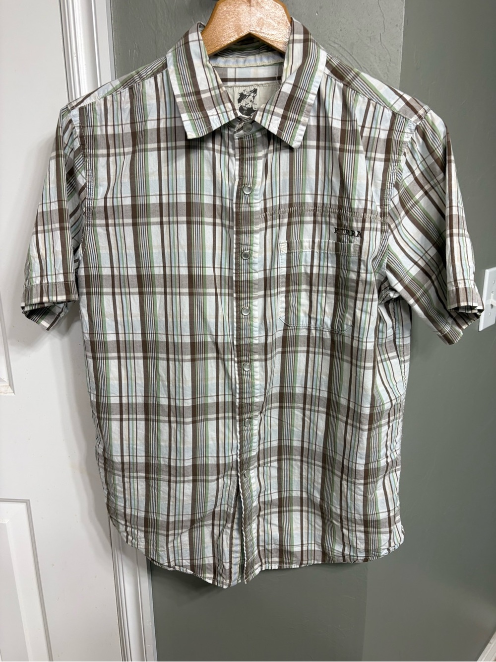 Kirra Men's Short-Sleeve Plaid Pearl snap Shirt in Brown and White